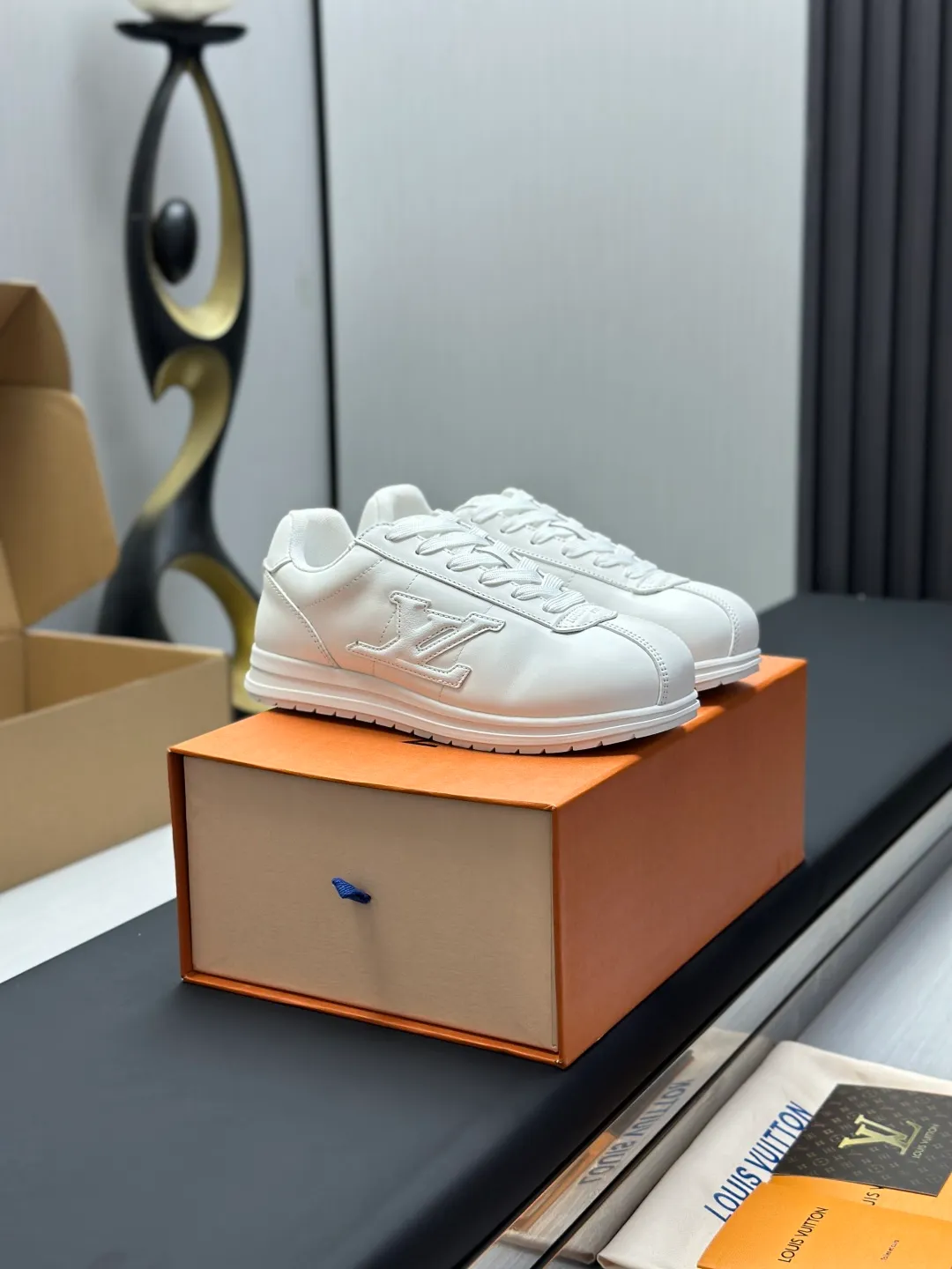 👟👟Ex-factory price 680👟👟 Full set of packaging with airplane box💰Top version LV-Louis Vuitton-classic catwalk new style 1:1 development replica of the original version! ! The upper foot is very comfortable. It is made of luxurious materials and fine workmanship. The midsole is printed with English letters "Made in Europe". The upper is made of calfskin imported from Italy. The side is decorated with the brand's LOGO and signature. The latest latex foot pads and mesh lining make the foot feel super comfortable. The original two-color TPU combination outsole is specially provided by the original factory. Bag technology Goodyear stitched edges Fabric: Exclusive customized first-layer cowhide Accessories: Exclusive private model Vuitton logo, lining: Customized silk mesh lining - first-layer silk cowhide lining Outsole: TPU combination outsole wear-resistant, non-slip and anti-yellowing Foot pads: new latex pads-mesh sweat-absorbent Counter technology: fully computerized sewing machine wire drawing Toe box back cover Hot and cold shaping Full set of pull-top lasts with medium and low logo patterns Special counter packaging - shoelaces, certificate, card, instructions, certificate of quality, dust bag, the most complete packaging on the entire network, women's 35-40 men's 38-46 (38/46 customized, non-refundable! GD9916